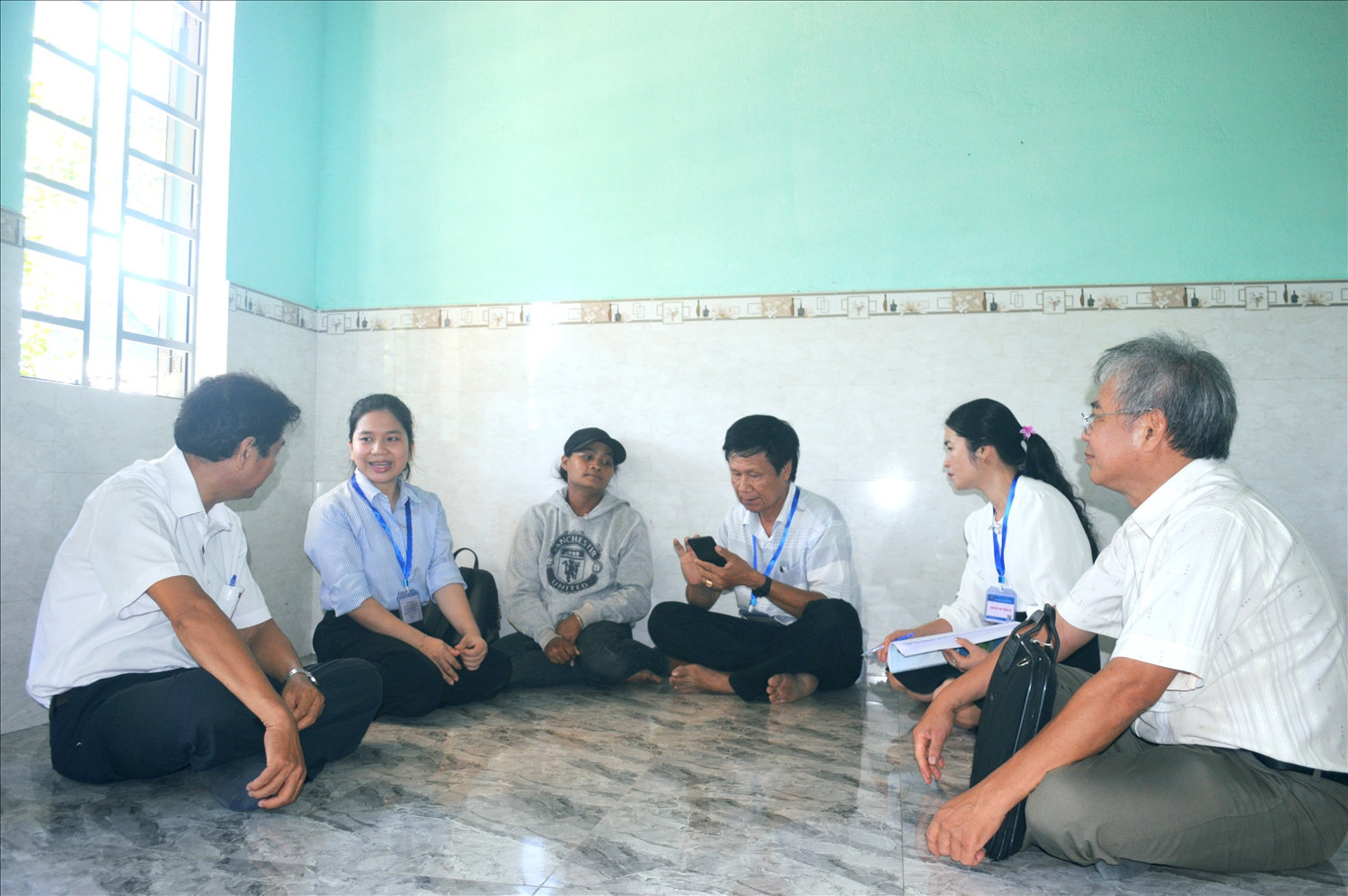 Các điều tra viên thu thập thông tin tại hộ dân