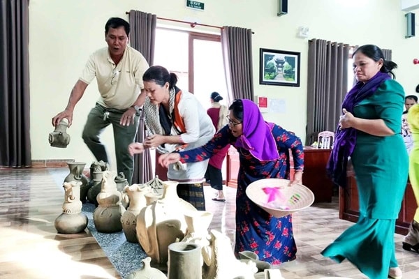 Sản phẩm gốm của các học viên sau khóa học. Sản phẩm gốm của các học viên sau khóa học.