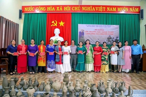 Các học viên nhận giấy chứng nhận sau khóa học. Các học viên nhận giấy chứng nhận sau khóa học.