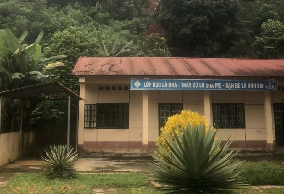 Trường Tiểu học và THCS Việt Tiến (Lào Cai) trước nguy cơ bị sạt lở vùi lấp khiến giáo viên và học sinh không thể tiếp tục học tập