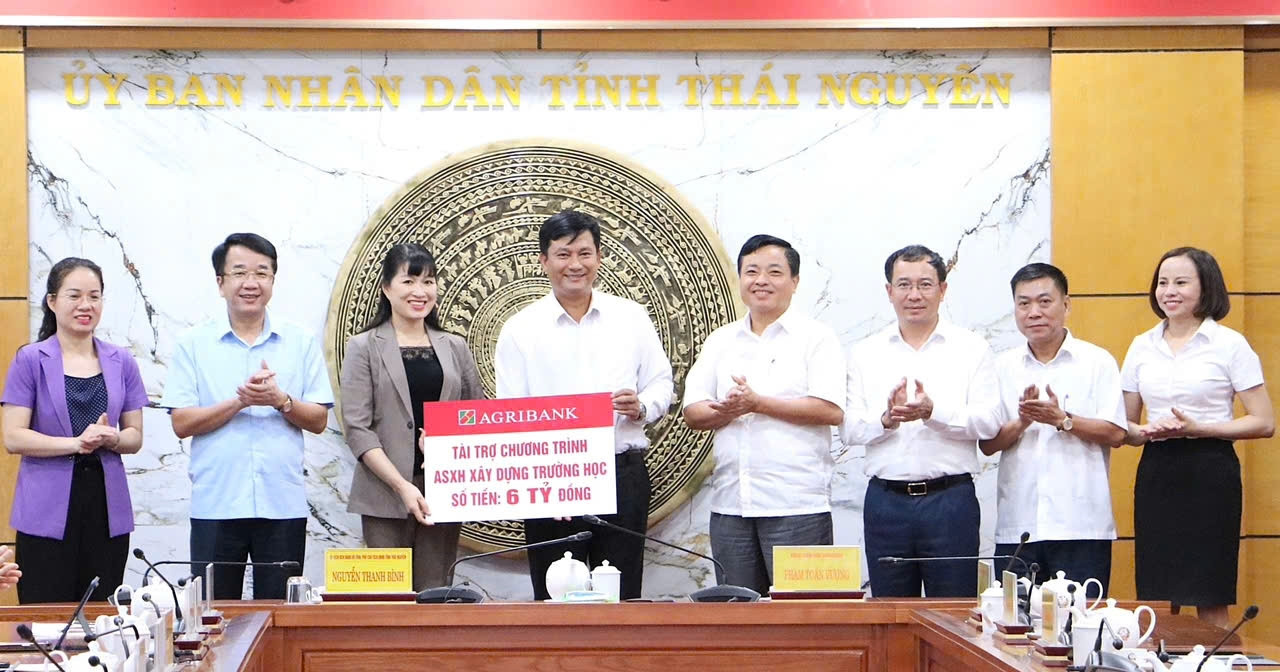 Ông Phạm Toàn Vượng - Tổng Giám đốc Agribank trao 06 tỷ đồng tài trợ chương trình an sinh xã hội xây dựng trường tiểu học tại Võ Nhai