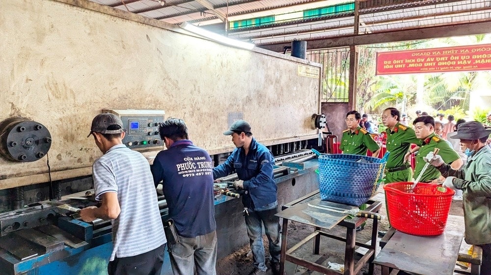 Lực lượng chức năng thực hiện việc tiêu hủy công cụ hỗ trợ thu hồi được. Lực lượng chức năng thực hiện việc tiêu hủy công cụ hỗ trợ thu hồi được.
