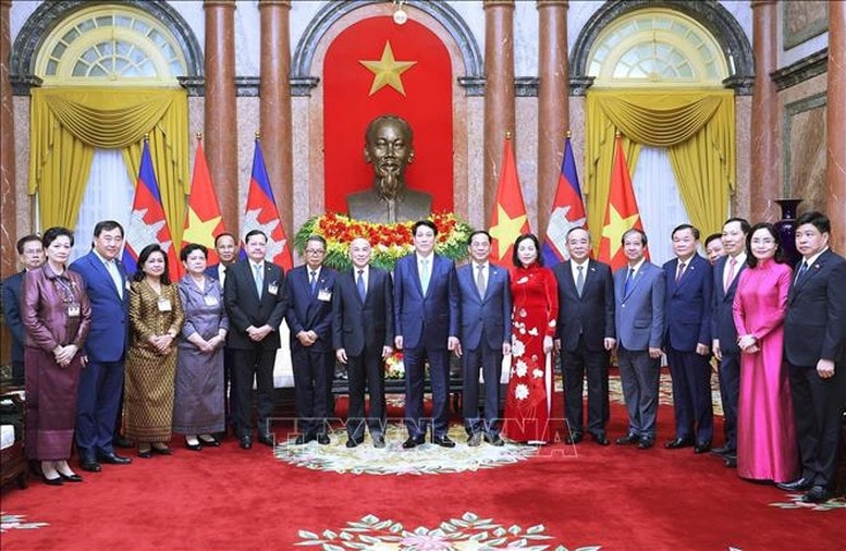 Chủ tịch nước Lương Cường, Quốc vương Campuchia Norodom Sihamoni và các đại biểu - Ảnh: TTXVN