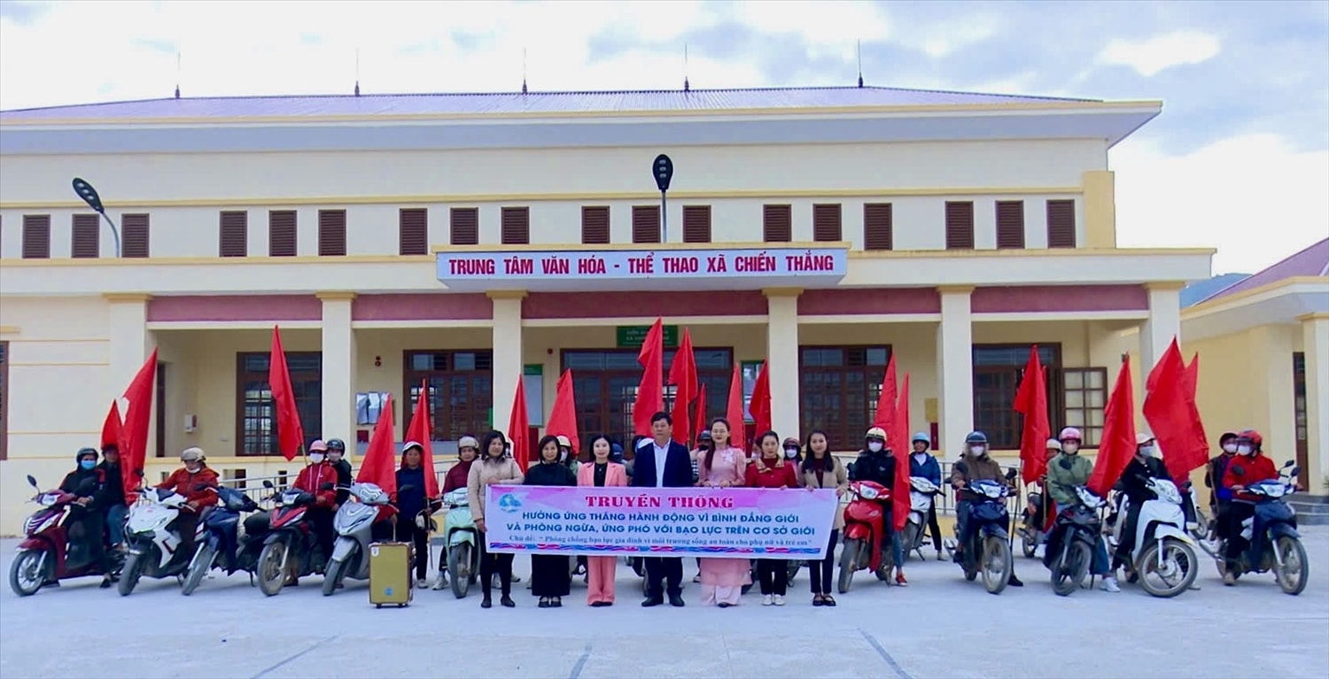 Đại biểu ra quân, diễu hành tuyên truyền lưu động trên các trực đường của xã Chiến Thắng