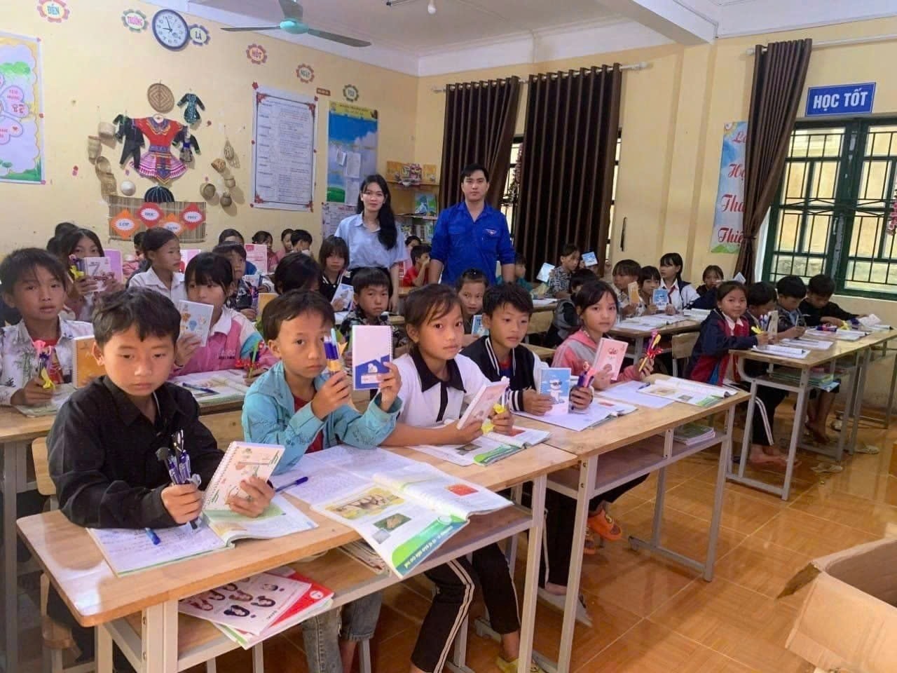 Anh Cải và các bạn tình nguyện viên tặng học bổng và tặng sách, truyện cho học sinh, thư viện Trường Tiểu học và Trung học cơ sở Suối Bu thuộc Dự án 