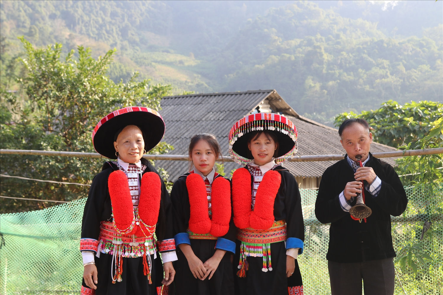 Đồng bào Dao đỏ hát Páo Dung và thổi kèn Đồng bào Dao đỏ hát Páo Dung và thổi kèn