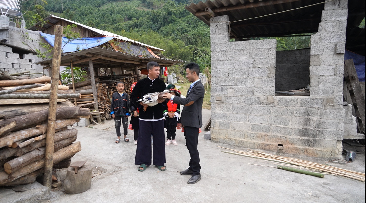 Anh Triệu Văn Phú giới thiệu đặc sản vịt đầu xanh với du khách đến thăm quan Anh Triệu Văn Phú giới thiệu đặc sản vịt đầu xanh với du khách đến thăm quan
