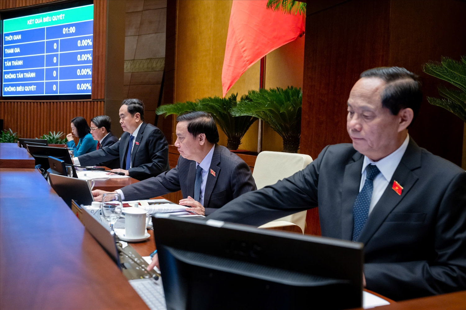 Các đại biểu bấm nút biểu quyết thông qua dự án Luật Các đại biểu bấm nút biểu quyết thông qua dự án Luật