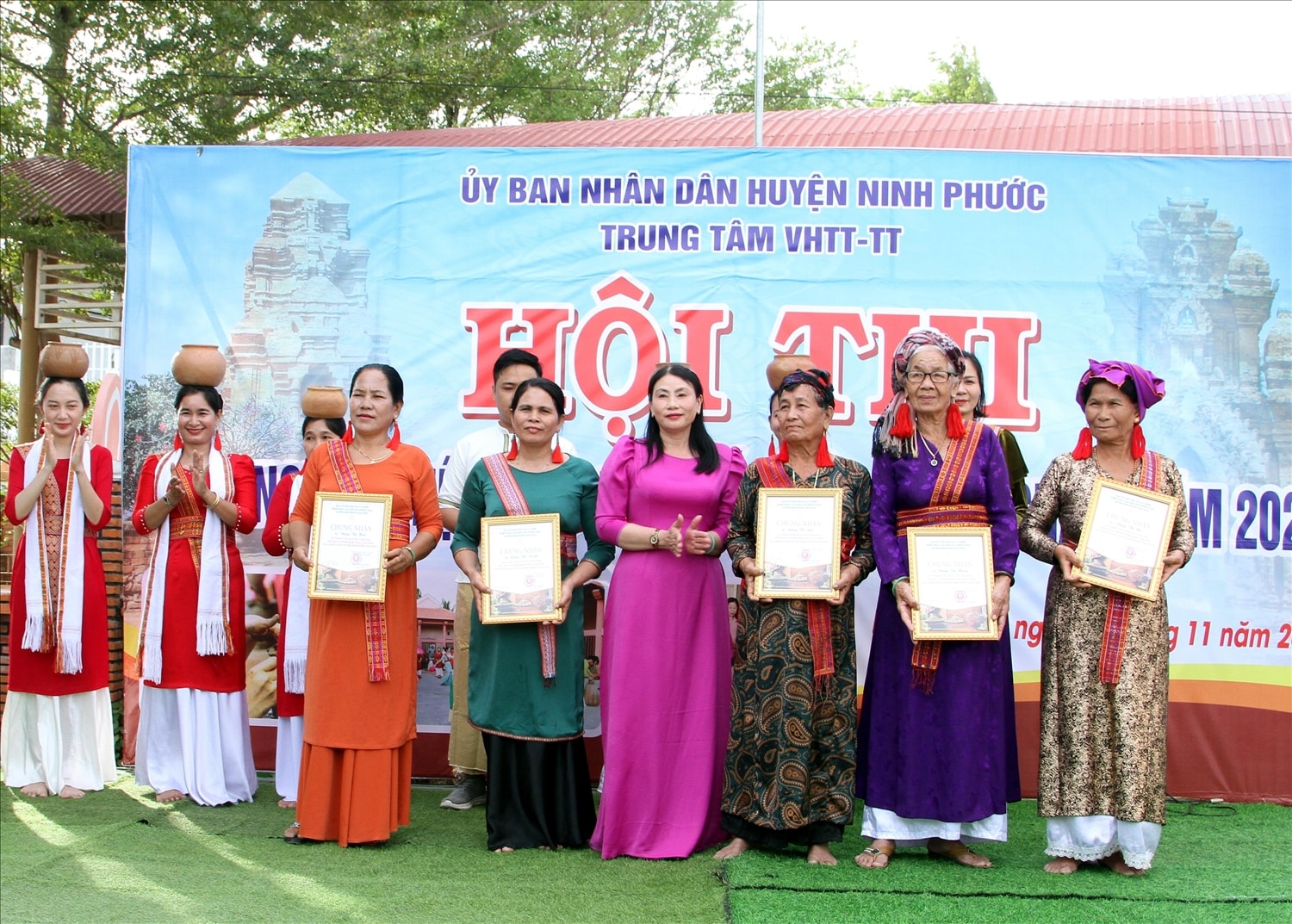 Bà Nguyễn Thị Yến Thu, Trưởng Phòng Văn hóa - Thông tin huyện Ninh Phước trao giấy khen cho các nghệ nhân đạt thành tích xuất sắc Hội thi tay nghề nghệ thuật làm gốm của người Chăm năm 2024. Bà Nguyễn Thị Yến Thu, Trưởng Phòng Văn hóa - Thông tin huyện Ninh Phước trao giấy khen cho các nghệ nhân đạt thành tích xuất sắc Hội thi tay nghề nghệ thuật làm gốm của người Chăm năm 2024.