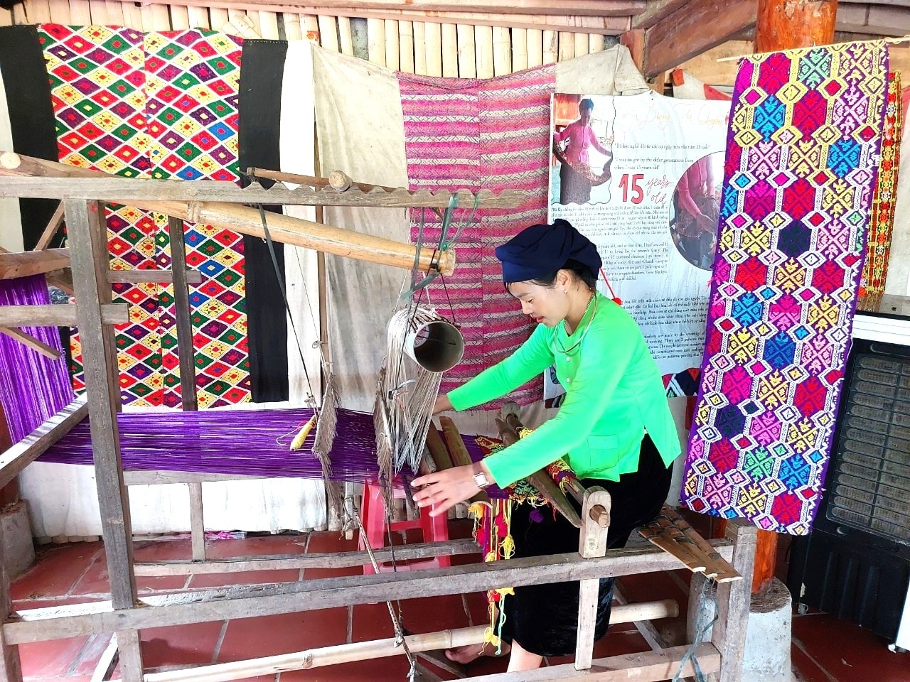 Đồng bào Tày vùng Tây Bắc dệt thổ cẩm để làm nguyên liệu may chăn thổ cẩm. Đồng bào Tày vùng Tây Bắc dệt thổ cẩm để làm nguyên liệu may chăn thổ cẩm.