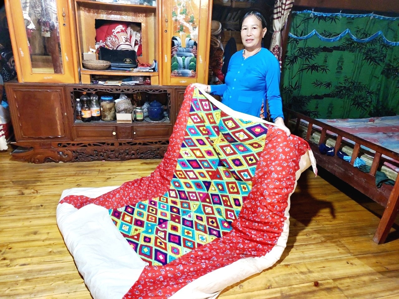 Chăn thổ cẩm là vật dụng truyền thống, nét văn hóa đặc sắc của đồng bào Tày vùng Tây Bắc Chăn thổ cẩm là vật dụng truyền thống, nét văn hóa đặc sắc của đồng bào Tày vùng Tây Bắc