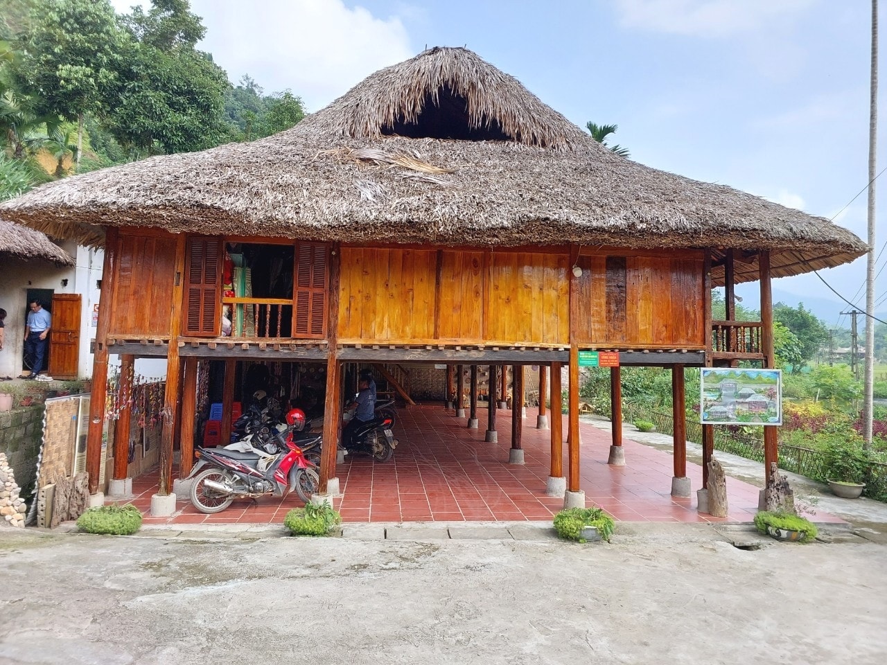 Nhà sàn truyền thống của đồng bào Tày vùng Tây Bắc Nhà sàn truyền thống của đồng bào Tày vùng Tây Bắc