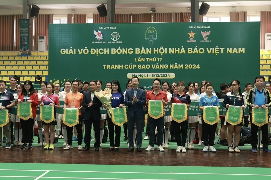 Ban tổ chức trao cờ lưu niệm tặng đại diện các đoàn tham dự. Ban tổ chức trao cờ lưu niệm tặng đại diện các đoàn tham dự.