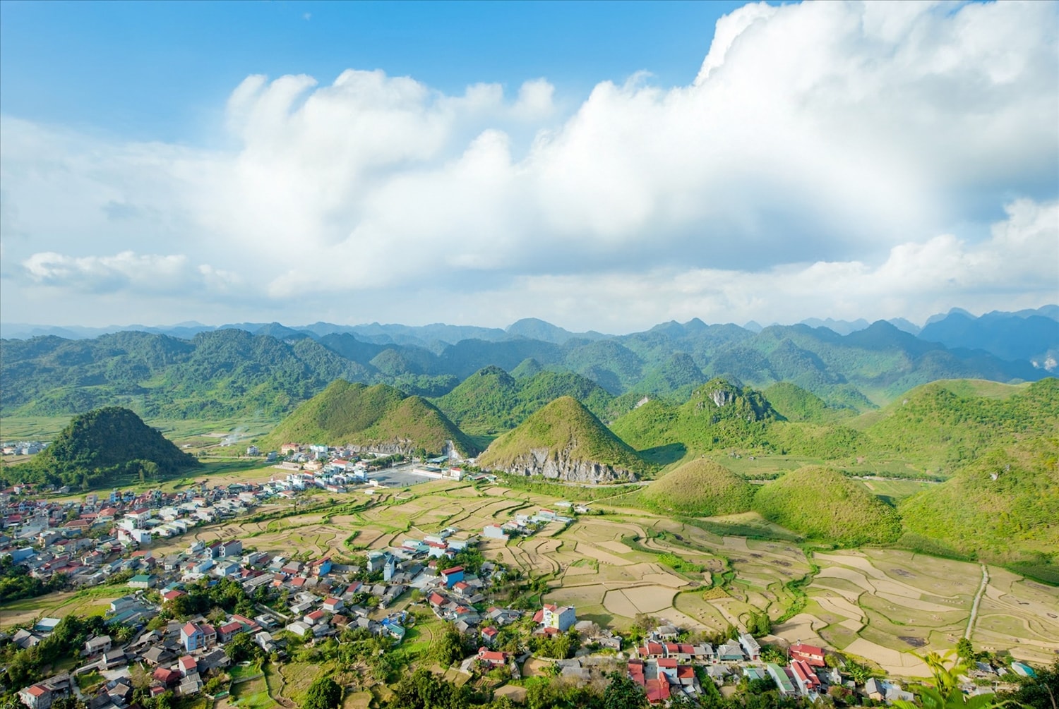 Hệ thống cơ sở vật chất, hạ tầng tại các địa phương trên địa bàn huyện Quản Bạ, tỉnh Hà Giang đang ngày một hoàn thiện nhằm đáp ứng nhu cầu phát triển. Hệ thống cơ sở vật chất, hạ tầng tại các địa phương trên địa bàn huyện Quản Bạ, tỉnh Hà Giang đang ngày một hoàn thiện nhằm đáp ứng nhu cầu phát triển.
