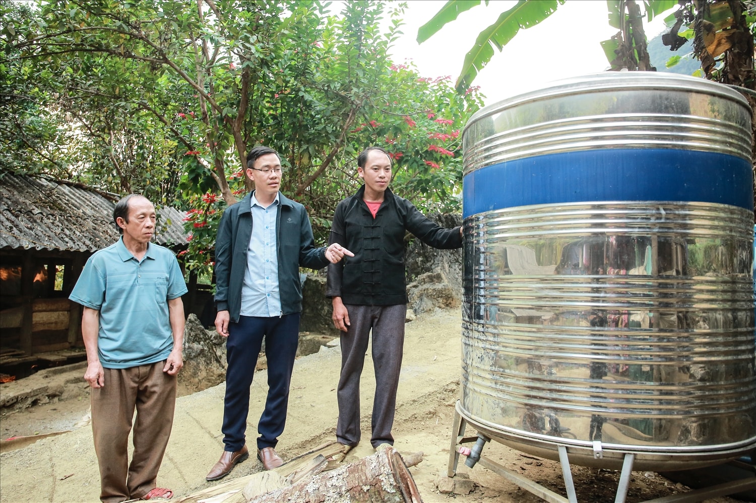 Gia đình anh Lù Mí Pó, thôn Sủa Cán Tỷ, xã Cán Tỷ, huyện Quản Bạ đang được cán bộ địa phương hướng dẫn sử dụng và lắp đặt sử dụng téc nước được hỗ trợ từ Chương trình MTQG 1719 Gia đình anh Lù Mí Pó, thôn Sủa Cán Tỷ, xã Cán Tỷ, huyện Quản Bạ đang được cán bộ địa phương hướng dẫn sử dụng và lắp đặt sử dụng téc nước được hỗ trợ từ Chương trình MTQG 1719