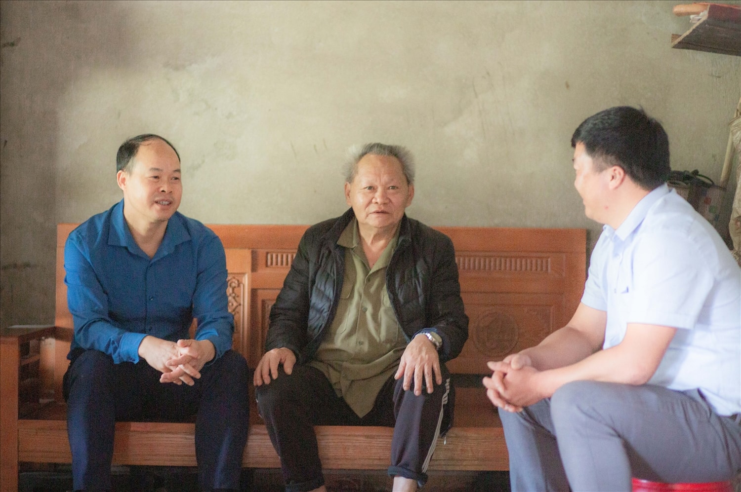 Ông Viên Quang Chương - Trưởng Phòng Dân tộc huyện Quản Bạ (ngoài cùng bên trái) thăm hỏi người dân xã biên giới Cao Mã Pờ Ông Viên Quang Chương - Trưởng Phòng Dân tộc huyện Quản Bạ (ngoài cùng bên trái) thăm hỏi người dân xã biên giới Cao Mã Pờ