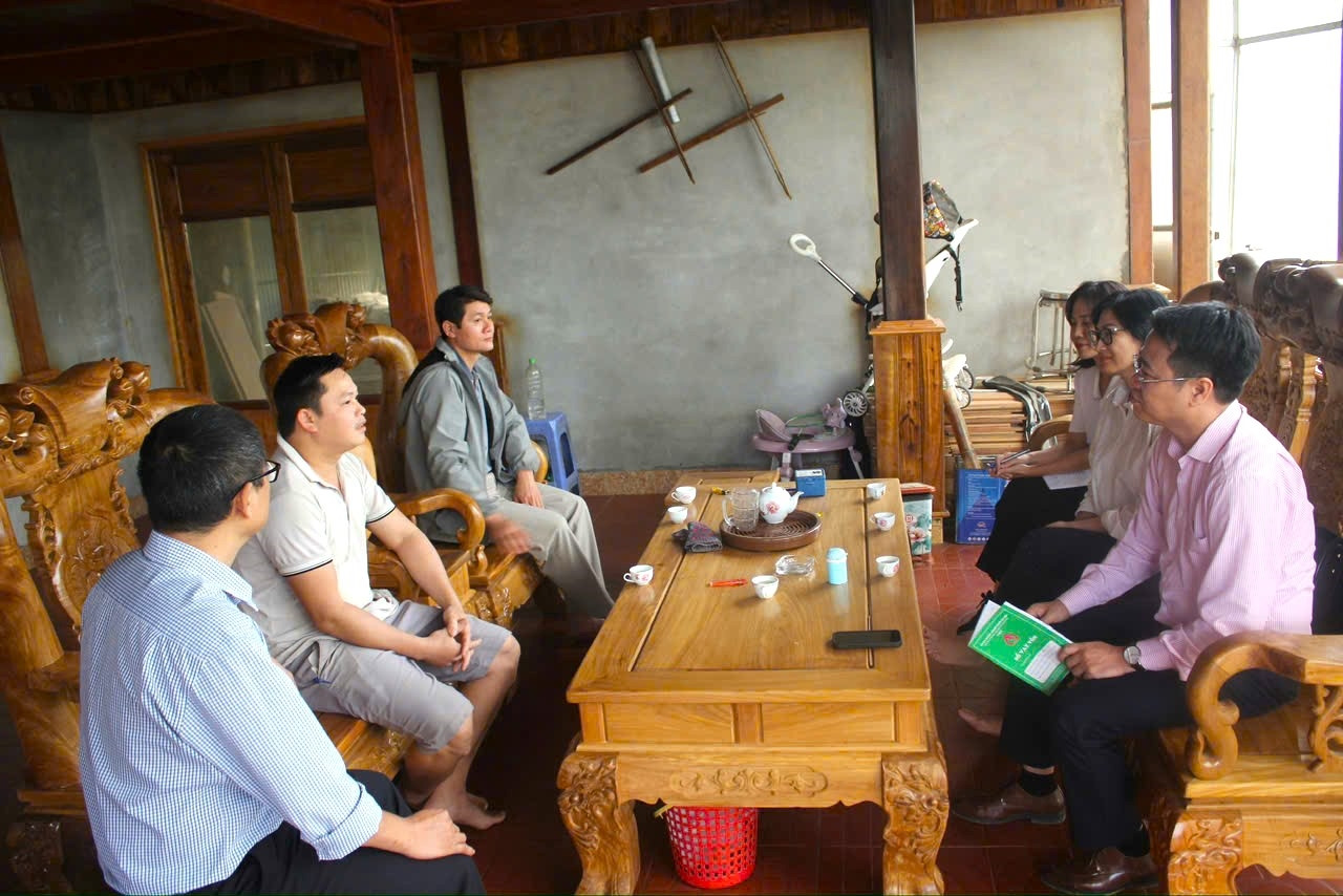 Anh Bùi Văn Sơn ở xóm Chiến, xã Vân Sơn, huyện Tân Lạc (Hòa Bình) phấn khở trao đổi cùng  các anh chị NHCSXH và phóng viên về hiệu quả sử dụng nguồn vốn vay