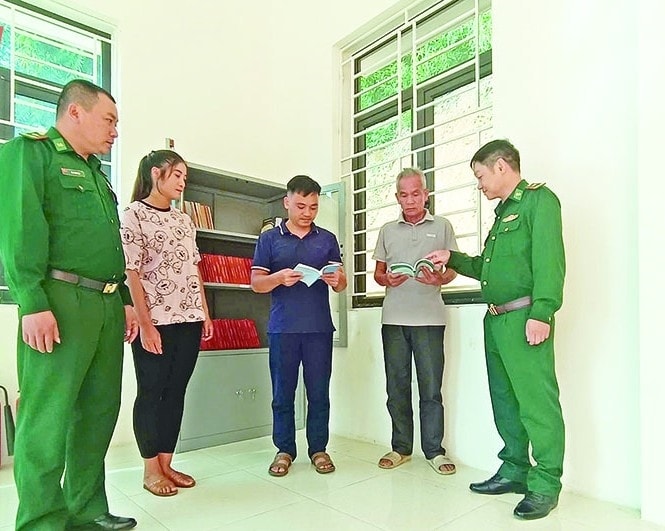 Cán bộ Đồn Biên phòng Hiền Kiệt, Ban Quản lý bản Chiềng Căm, xã Hiền Kiệt đẩy mạnh tuyên truyền cho bà con thông qua tủ sách pháp luật. Cán bộ Đồn Biên phòng Hiền Kiệt, Ban Quản lý bản Chiềng Căm, xã Hiền Kiệt đẩy mạnh tuyên truyền cho bà con thông qua tủ sách pháp luật.