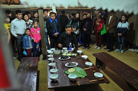 Mâm lễ cúng trong tết Nào Pê Chầu của dân tộc Mông (Điện Biên)