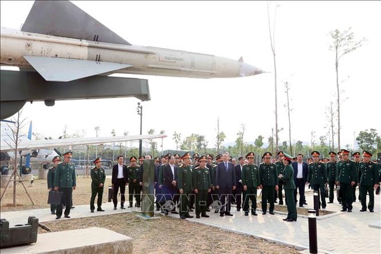 Đối với trưng bày ngoài trời, điểm đặc biệt chỉ có ở Bảo tàng Lịch sử Quân sự Việt Nam là sưu tập các hiện vật là vũ khí khối lớn. Các hiện vật khối lớn được sắp xếp có hệ thống ở hai bên tòa nhà - Ảnh: TTXVN Đối với trưng bày ngoài trời, điểm đặc biệt chỉ có ở Bảo tàng Lịch sử Quân sự Việt Nam là sưu tập các hiện vật là vũ khí khối lớn. Các hiện vật khối lớn được sắp xếp có hệ thống ở hai bên tòa nhà - Ảnh: TTXVN