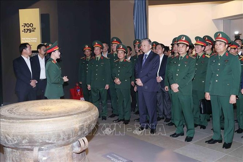 Trưng bày chính bao gồm 6 chủ đề tổ chức theo tiến trình lịch sử - Ảnh: TTXVN Trưng bày chính bao gồm 6 chủ đề tổ chức theo tiến trình lịch sử - Ảnh: TTXVN