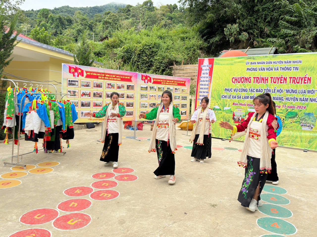 Tiết mục văn nghệ tại chương trình tuyên truyền phục vụ công tác bảo tồn lễ hội 