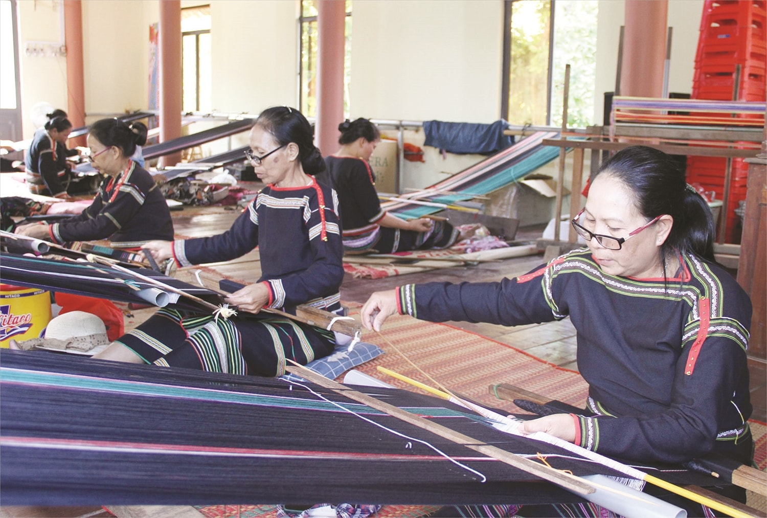 Nhóm phụ nữ Mnông hằng ngày miệt mài bên khung dệt. Nhóm phụ nữ Mnông hằng ngày miệt mài bên khung dệt.