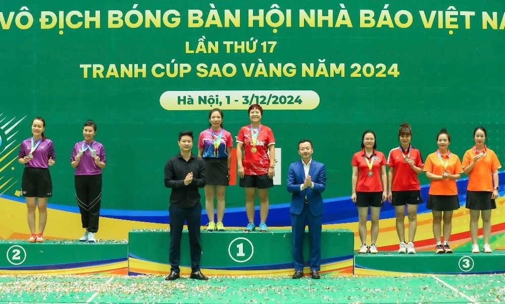Ban tổ chức trao thưởng cho các VĐV Ban tổ chức trao thưởng cho các VĐV