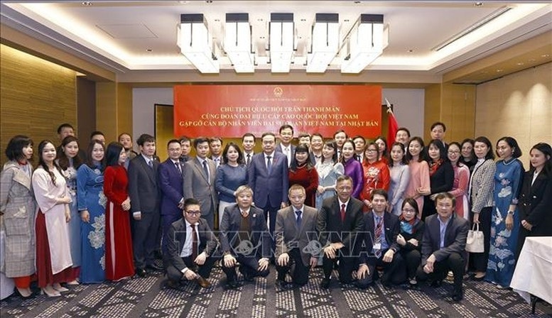 Chủ tịch Quốc hội Trần Thanh Mẫn với cán bộ, nhân viên Đại sứ quán Việt Nam tại Nhật Bản - Ảnh: TTXVN Chủ tịch Quốc hội Trần Thanh Mẫn với cán bộ, nhân viên Đại sứ quán Việt Nam tại Nhật Bản - Ảnh: TTXVN