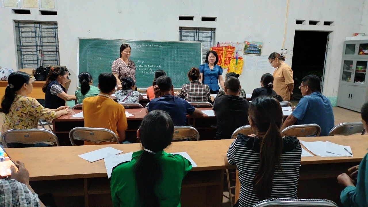 Trưởng phòng Giáo dục huyện Chi Lăng Nguyễn Mai Huyền (áo xanh) cùng các thành viên Ban chỉ đạo phổ cập giáo dục và xoá mù chữ huyện Chi Lăngthăm lớp xoá mù chữ giai đoạn II tại xã Bằng Mạc Trưởng Phòng Giáo dục và Đào tạo huyện Chi Lăng Nguyễn Mai Huyền (áo xanh) cùng các thành viên Ban chỉ đạo phổ cập giáo dục và xoá mù chữ huyện Chi Lăngthăm lớp xoá mù chữ giai đoạn II tại xã Bằng Mạc