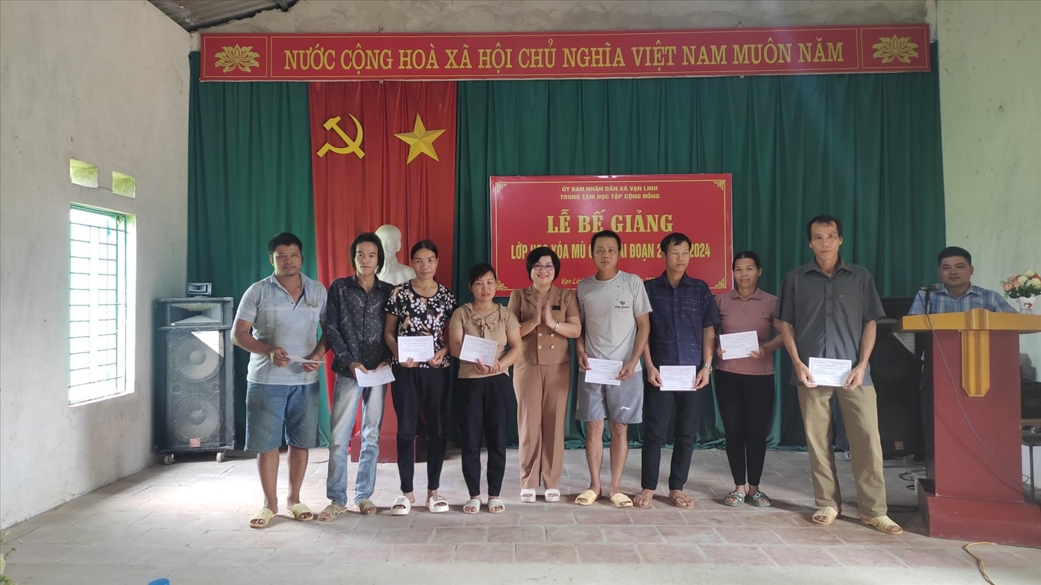 Bà Vi Thị Thu Hường, Phó Trưởng Phòng GD&ĐT huyện Chi Lăng (thứ 5 từ trái sang) trao Giấy chứng nhận hoàn thành khóa học cho các học viên lớp XMC xã Vạn Linh Bà Vi Thị Thu Hường, Phó Trưởng Phòng GD&ĐT huyện Chi Lăng (thứ 5 từ trái sang) trao Giấy chứng nhận hoàn thành khóa học cho các học viên lớp XMC xã Vạn Linh