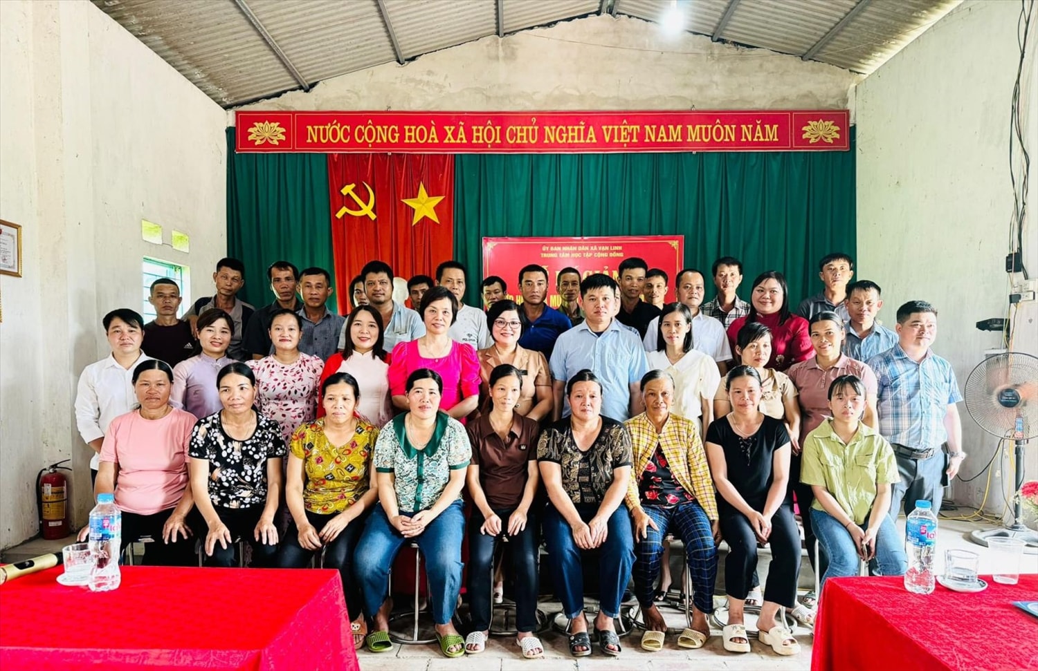 Các đại biểu và lớp XMC giai đoạn 2 tại thôn Nà Tẻng, xã Vạn Linh chịp ảnh lưu niệm Các đại biểu và lớp XMC giai đoạn 2 tại thôn Nà Tẻng, xã Vạn Linh chịp ảnh lưu niệm