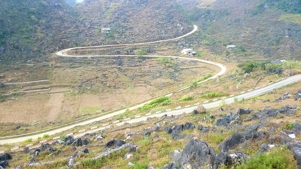 Cung đường uốn lượn tuyệt đẹp quanh triền đá dẫn lên đèo Mã Pì Lèng.
