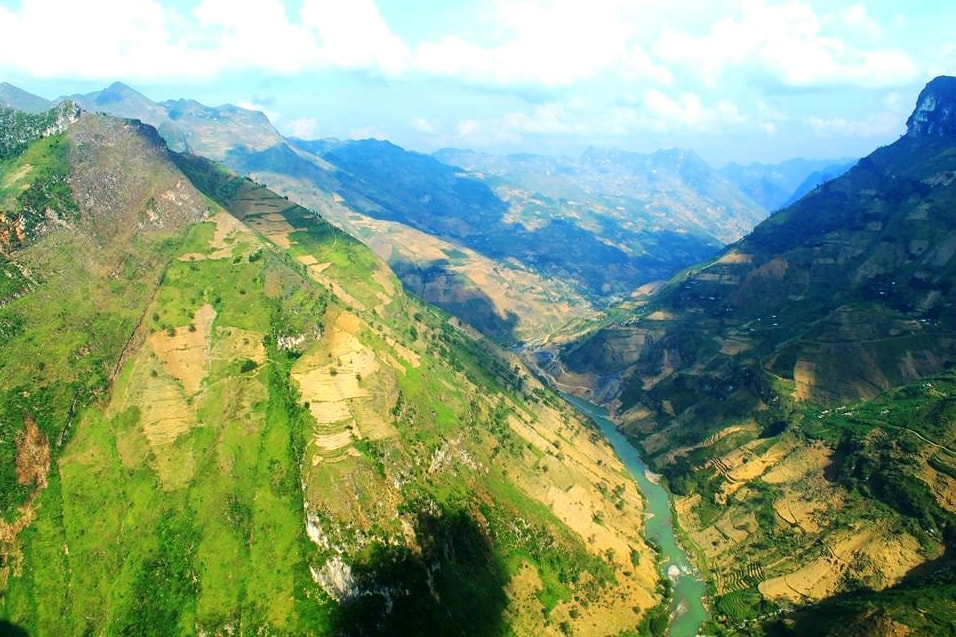 Khung cảnh thơ mộng và hùng vĩ nhìn từ đỉnh đèo Mã Pì Lèng.