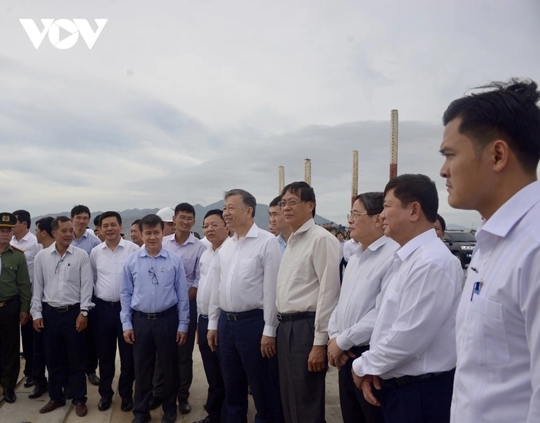 Tổng Bí thư và đoàn công tác quan sát thực địa Cảng biển tổng hợp Cà Ná - Ảnh: VOV