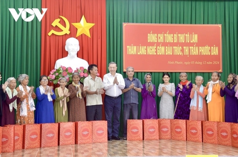 Tổng Bí thứ tặng quà các gia đình chính sách - Ảnh: VOV