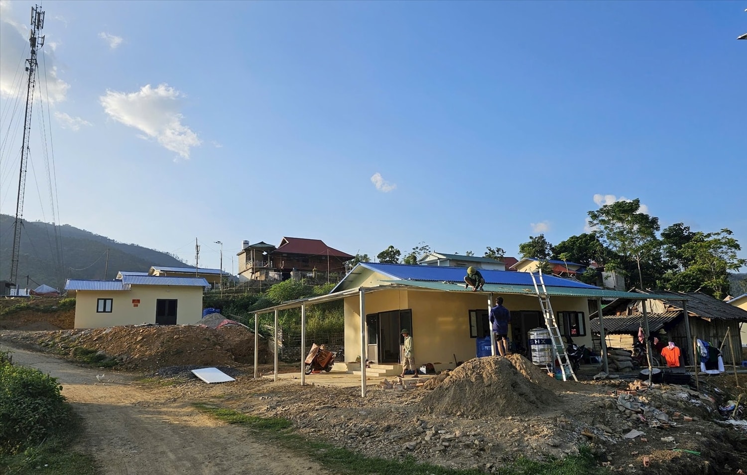 Các dự án ổn định dân cư sau thiên tai ở xã Mường Pồn, huyện Điện Biên đã hoàn thiện 10 ngôi nhà, bàn giao cho người dân; các lực lượng đang tiếp tục thi công 10 nhà và chuẩn bị triển khai hỗ trợ 25 nhà ở khác.