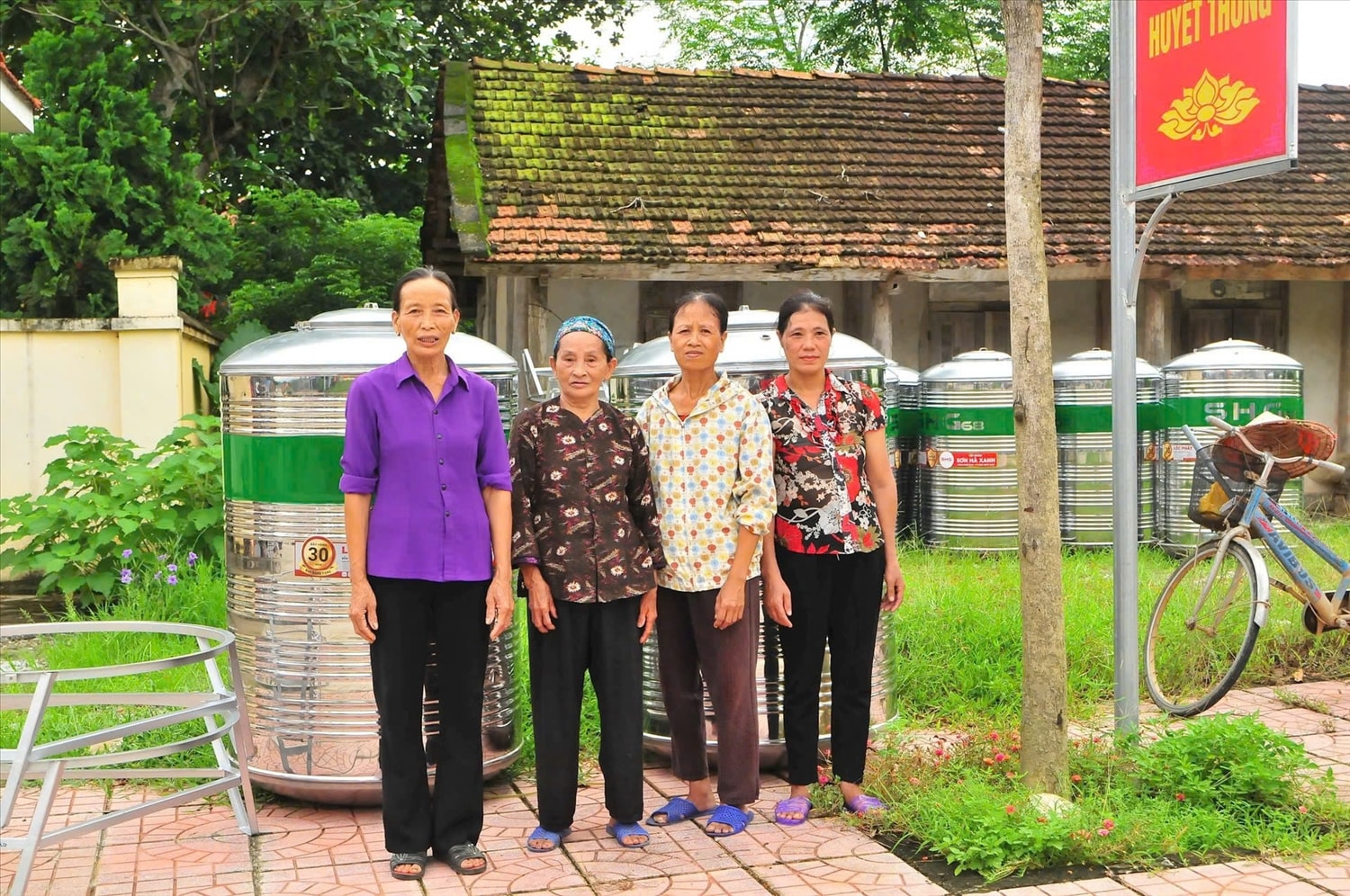 Các hộ dân xã Hợp Hòa, Sơn Dương phấn khởi nhận những chiếc bồn nước từ Chương trình MTQG phát triển kinh tế - xã hội vùng đồng bào DTTS và miền núi