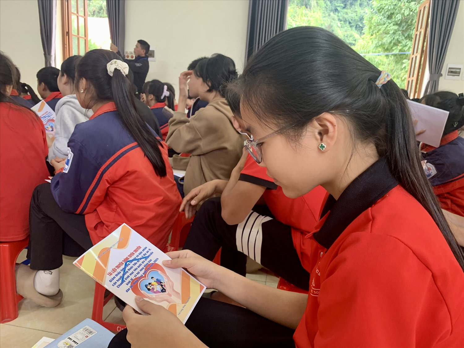 Học sinh nghiên cứu tài liệu truyền thông tuyên truyền về giảm thiểu tình trạng TH-HNCHT 