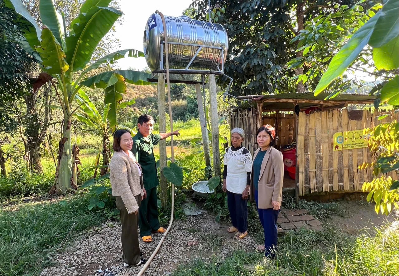 Sau khi được hỗ trợ bồn nước, bà Y Té (thứ 2 từ phải sang), thôn Đăk Manh 1, xã Đăk Rơ Nga, huyện Đăk Tô có điều kiện để trữ nước dùng trong nhiều ngày	