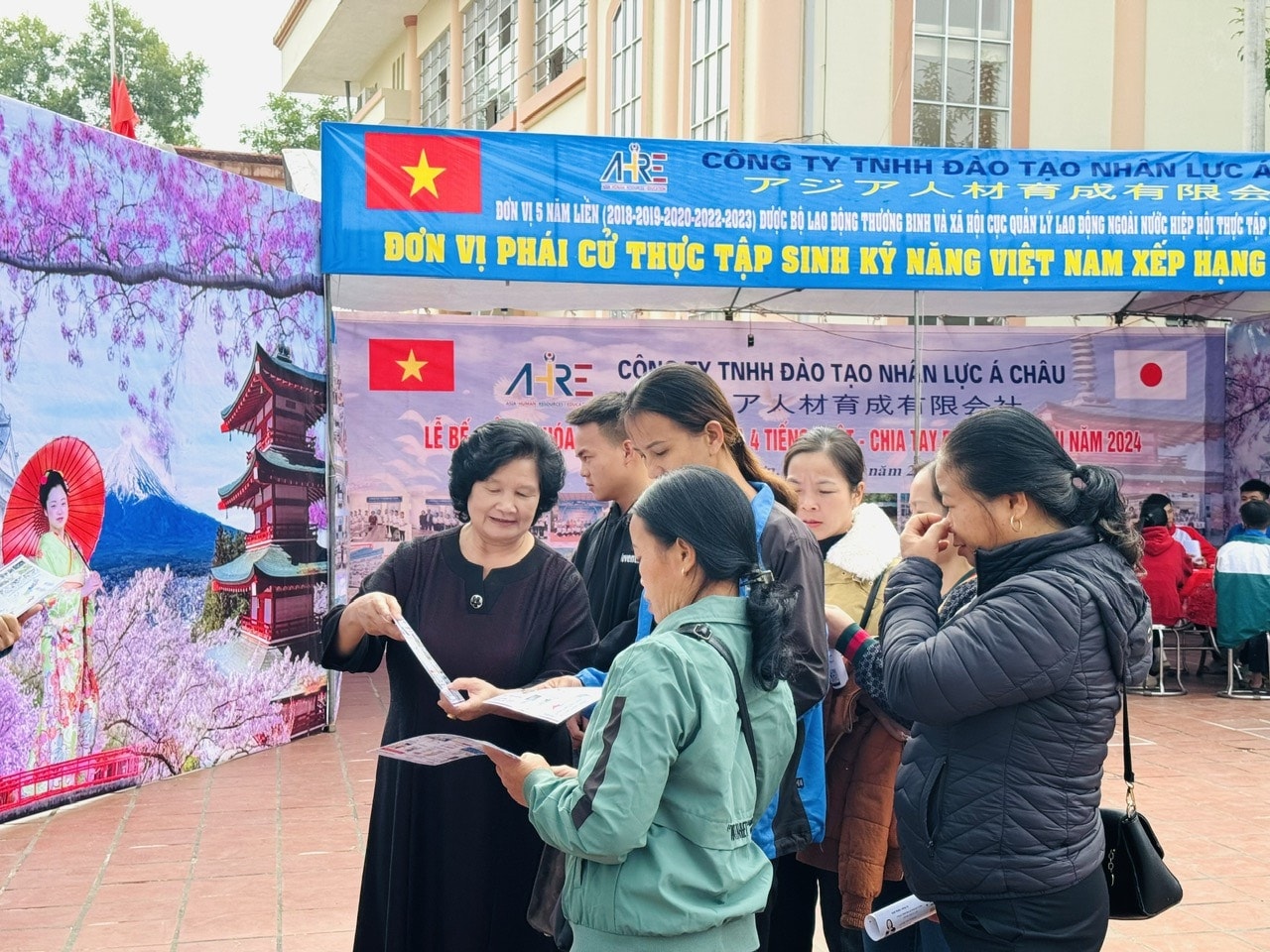 Thông qua ngày hội đã giúp cho học sinh các trường THPT, đoàn viên thanh niên và người lao động nắm bắt được các thông tin về thị trường lao động Học sinh các trường THPT, đoàn viên thanh niên và người lao động tìm hiểu thông tin về thị trường lao động