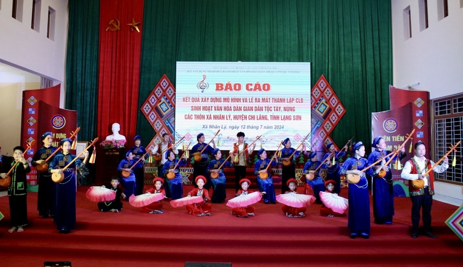 Các thành viên CLB sinh hoạt văn hóa dân gian dân tộc Tày, Nùng các thôn xã Nhân Lý biểu diễn các tiết mục được truyền dạy tại Lễ ra mắt Các thành viên CLB sinh hoạt văn hóa dân gian dân tộc Tày, Nùng các thôn xã Nhân Lý biểu diễn các tiết mục được truyền dạy tại Lễ ra mắt