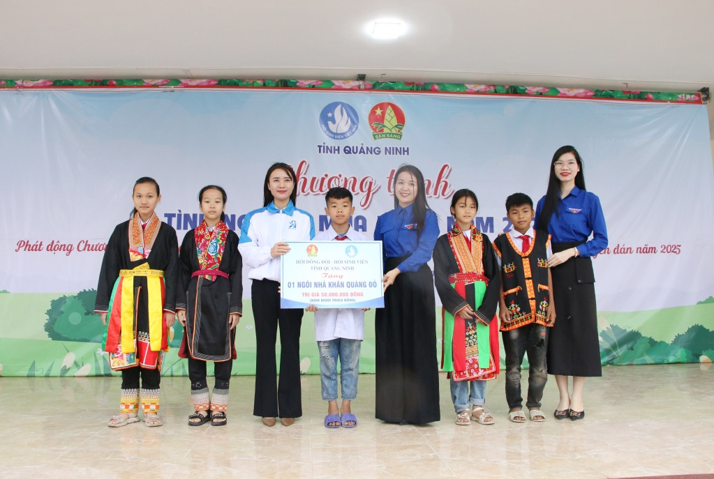 Phó Bí thư Tỉnh Đoàn, Chủ tịch Hội đồng Đội tỉnh, Chủ tịch Hội Sinh viên tỉnh Quảng Ninh Nguyễn Phương Thảo trao tặng 50 triệu đồng hỗ trợ xây dựng ngôi nhà Khăn quàng đỏ cho trẻ em Phó Bí thư Tỉnh Đoàn, Chủ tịch Hội đồng Đội tỉnh, Chủ tịch Hội Sinh viên tỉnh Quảng Ninh Nguyễn Phương Thảo trao tặng 50 triệu đồng hỗ trợ xây dựng ngôi nhà Khăn quàng đỏ cho trẻ em