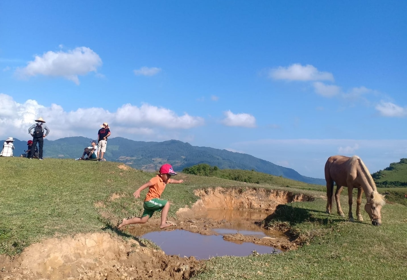 Tiếng vó ngựa gắn bó mật thiết trong đời sống sinh hoạt thường ngày và cả trong đời sống tinh thần của đồng bào các dân tộc trên cao nguyên trắng Bắc Hà. 