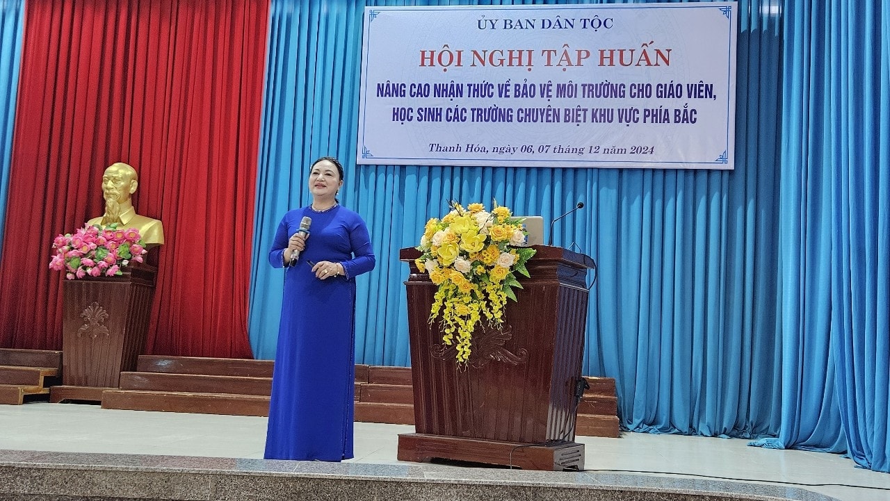 Giảng viên Học viện Dân tộc, TS Nguyễn Thị Ánh Tuyết nêu rõ về tầm quan trọng của việc BVMT ở vùng dân tộc thiểu số và miền núi cho các em học sinh tại lớp tập huấn 