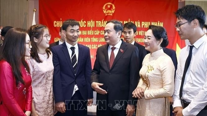 Chủ tịch Quốc hội Trần Thanh Mẫn và Phu nhân với đại diện cộng đồng người Việt Nam tại khu vực Kyushu, Okinawa và Trung Nam Nhật Bản. (Ảnh: Doãn Tấn/TTXVN) Chủ tịch Quốc hội Trần Thanh Mẫn và Phu nhân với đại diện cộng đồng người Việt Nam tại khu vực Kyushu, Okinawa và Trung Nam Nhật Bản. (Ảnh: Doãn Tấn/TTXVN)