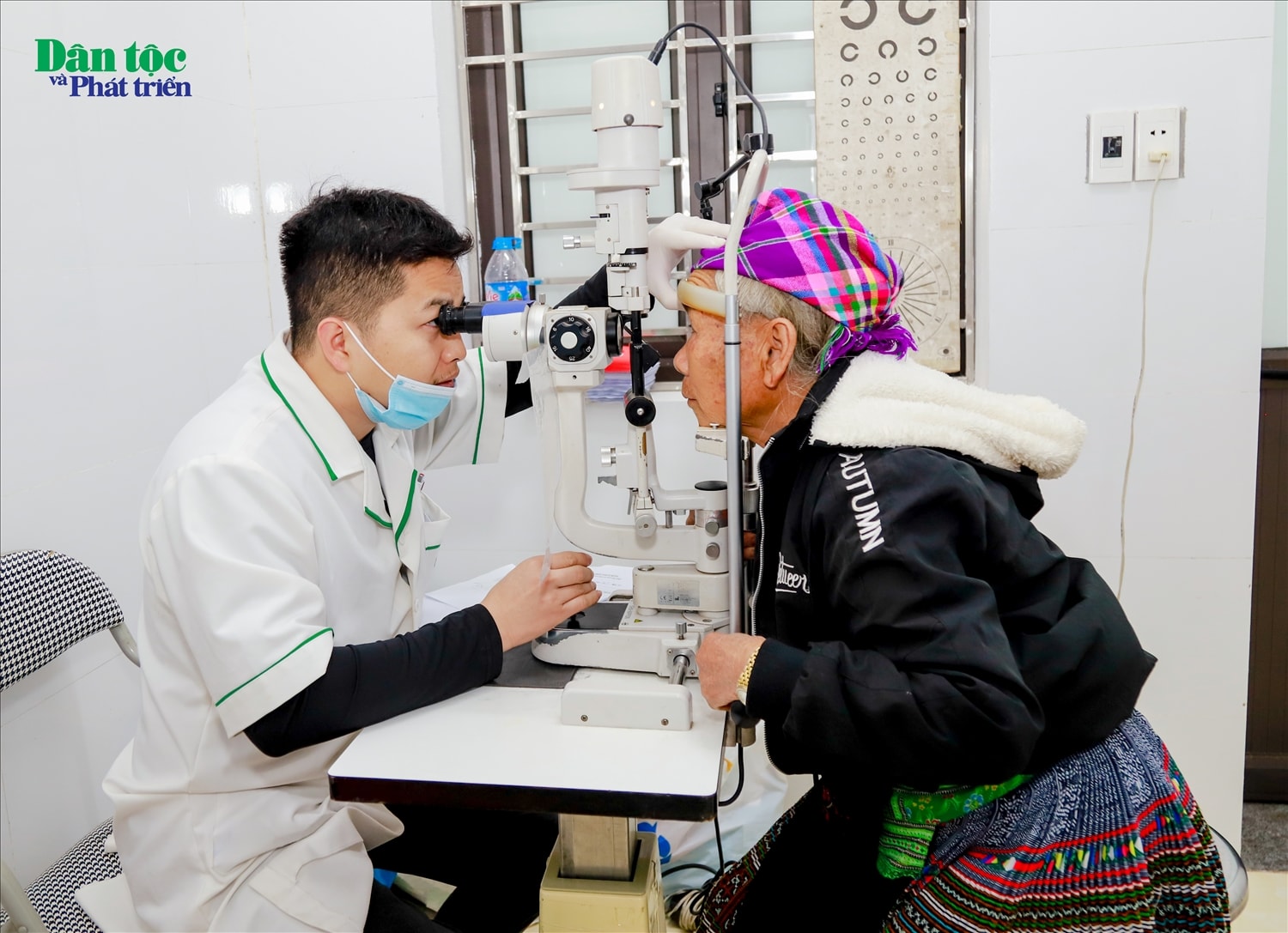 Người dân được kiểm tra các bệnh lý về mắt Người dân được kiểm tra các bệnh lý về mắt