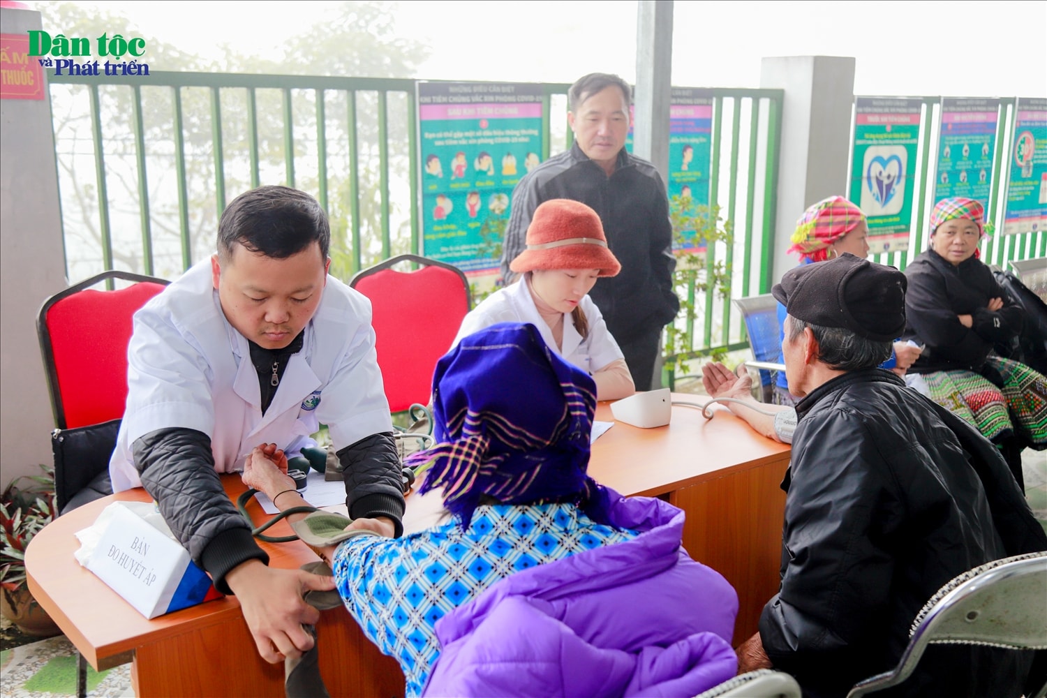 Các nhân viên y tế tiến hành đo huyết áp cho người dân Các nhân viên y tế tiến hành đo huyết áp cho người dân