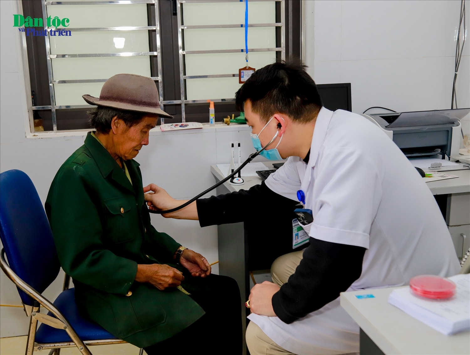 Trao đổi với Phóng viên Báo Dân tộc và Phát triển, Bác sĩ chuyên khoa I Trần Hữu Trang thông tin: Sau khi khám sàng lọc, các bệnh lý chủ yếu liên quan đến cơ xương khớp và dạ dày, trong đó một số bệnh nhân có u tuyến giáp, u phần mềm. Đặc biệt là các bệnh lý liên quan đến tai mũi họng, do đặc thù thời tiết vùng cao. Trao đổi với Phóng viên Báo Dân tộc và Phát triển, Bác sĩ chuyên khoa I Trần Hữu Trang thông tin: Sau khi khám sàng lọc, các bệnh lý chủ yếu liên quan đến cơ xương khớp và dạ dày, trong đó một số bệnh nhân có u tuyến giáp, u phần mềm. Đặc biệt là các bệnh lý liên quan đến tai mũi họng, do đặc thù thời tiết vùng cao.