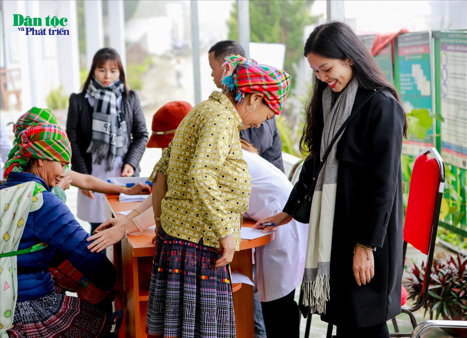 Nhân dân xã Suối Giàng rất phấn khởi khi được các bác sĩ và các tình nguyện viên hướng dẫn tận tình Nhân dân xã Suối Giàng rất phấn khởi khi được các bác sĩ và các tình nguyện viên hướng dẫn tận tình